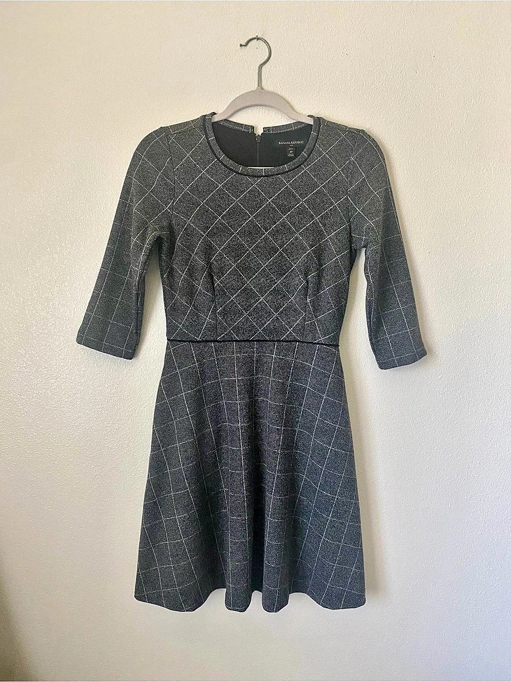 Banana Republic Geometric Mini Dress in Gray & White Size 4P Like New